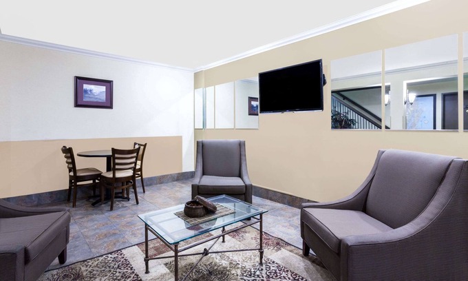 Sehome Hotel | Explore Days Inn by Wyndham Bellingham with Oceanfront Bliss