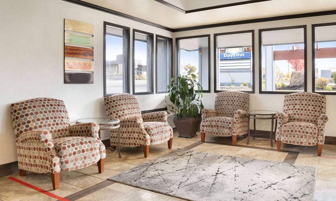 Orchard District Hotel | Family-Friendly Days Inn by Wyndham Bend with Pool & Spa