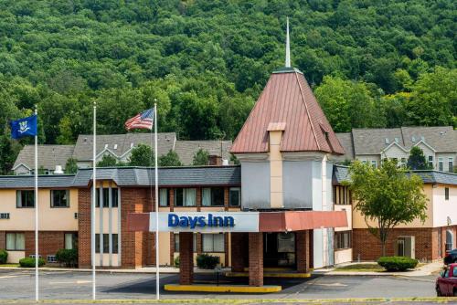 Berlin Hotel | Discover Days Inn by Wyndham Berlin Meriden with Pool Access