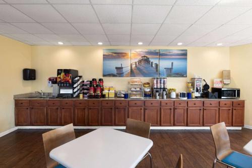 Biloxi Hotel | Relax at Days Inn by Wyndham Biloxi Beach with Pool Access