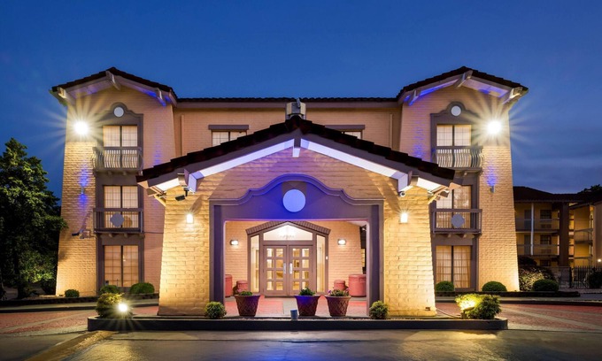 Birmingham Hotel | Discover Comfort at Days Inn by Wyndham Birmingham/West