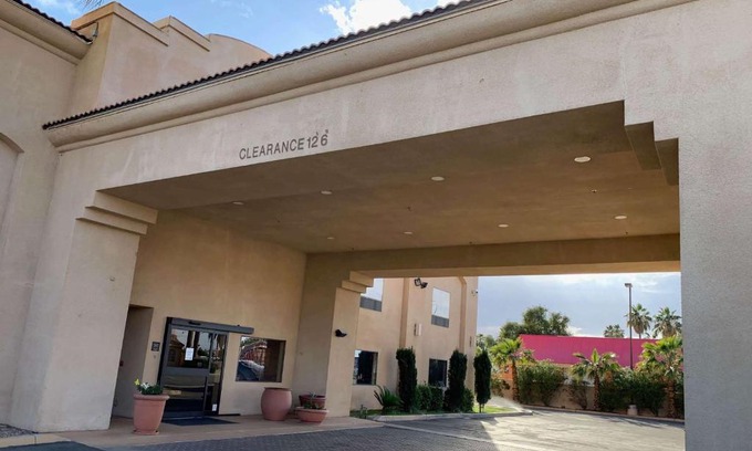 Blythe Hotel | Discover Days Inn by Wyndham Blythe: Pet-Friendly Retreat