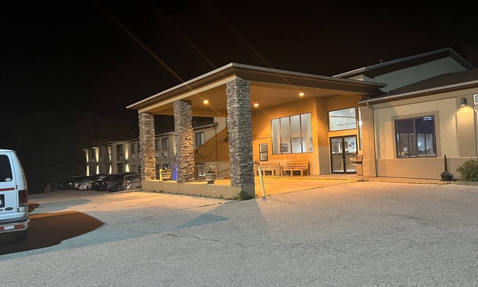Boonville Hotel | Comfortable Days Inn by Wyndham Boonville with Pool & Spa