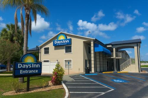 Bradenton Hotel | Pet-Friendly Days Inn by Wyndham with Oceanfront Views