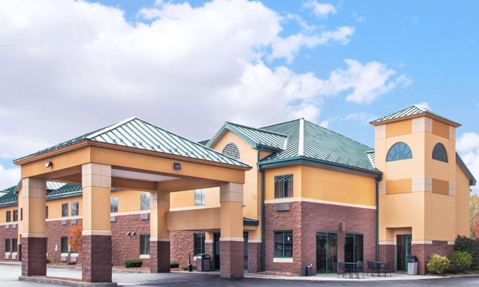 Brewerton Hotel | Convenient Days Inn by Wyndham Brewerton Near Oneida Lake