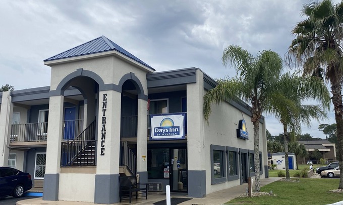 Dock Junction Hotel | Budget-Friendly Days Inn with Pool and Breakfast in Brunswick