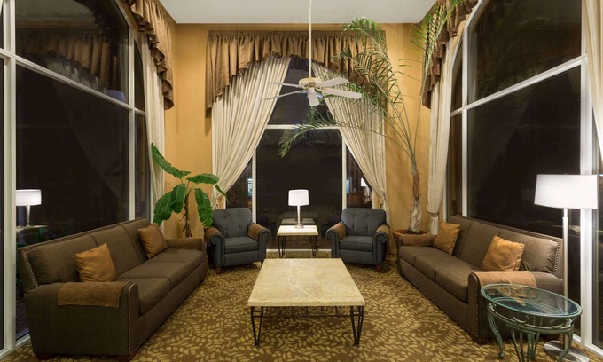Bullhead City Hotel | Relaxing Days Inn by Wyndham Bullhead City with Spa & Pool