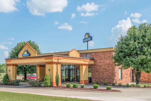 Calvert City Hotel | Pet-Friendly Days Inn by Wyndham Calvert City with Pool