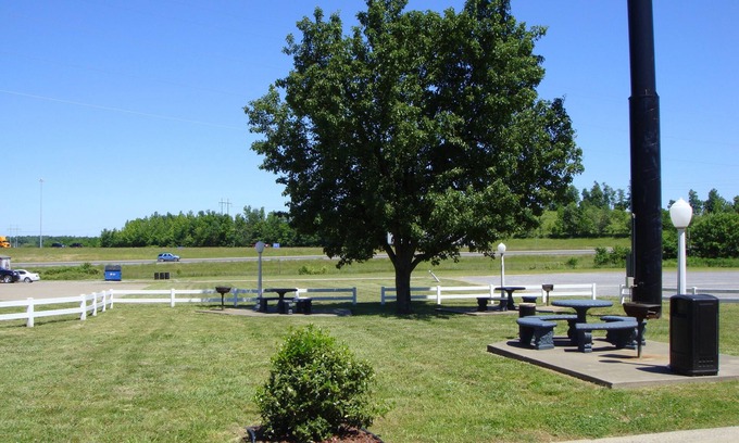 Calvert City Hotel | Welcoming Days Inn by Wyndham Calvert City with Pool & Dining