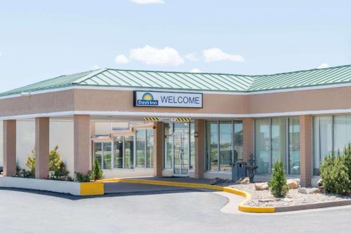 Colorado City Hotel | Pet-Friendly Days Inn with Ocean View & Pool in Colorado City