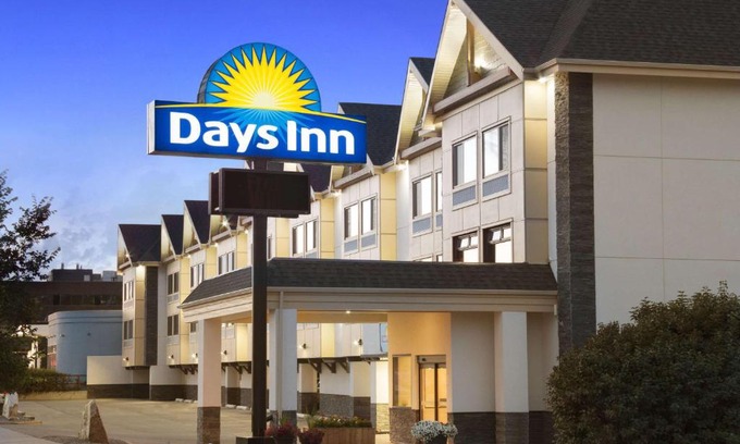 Montgomery Hotel | Pet Friendly Days Inn by Wyndham Calgary Northwest