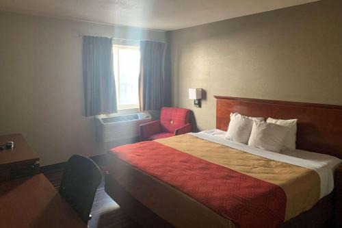 Canon City Cabin | Comfortable Econo Lodge: Pet-Friendly with Pool & Hot Tub