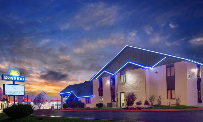 Carthage Hotel | Inviting Days Inn by Wyndham Carthage with Pool & Spa Access