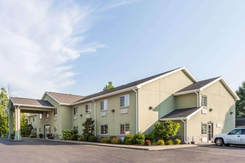 Central City Hotel | Pet-Friendly Days Inn by Wyndham: Pool & Ocean View Awaits