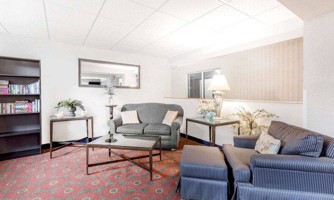 Cedar Falls Hotel | Budget-Friendly Days Inn by Wyndham Cedar Falls Plaza