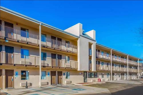 Tad Hotel | Budget-Friendly Days Inn by Wyndham in Charleston, WV