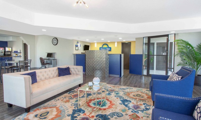 Clinton Hotel | Budget-Friendly Days Inn by Wyndham Clinton with Pool & Dining