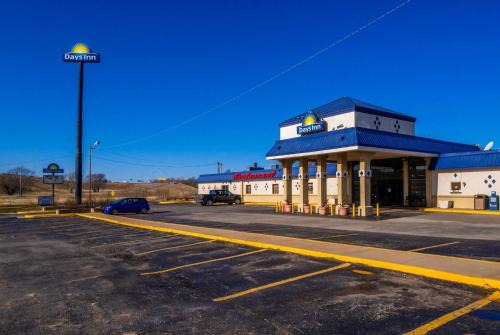Clinton Hotel | Discover Comfort at Days Inn by Wyndham Clinton