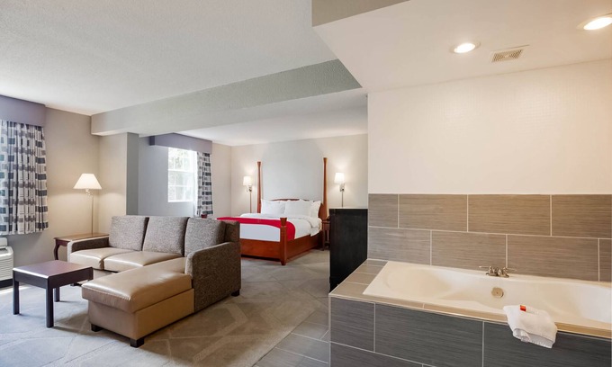 Conneaut Hotel | Comfortable Days Inn by Wyndham Conneaut with Breakfast & Dining