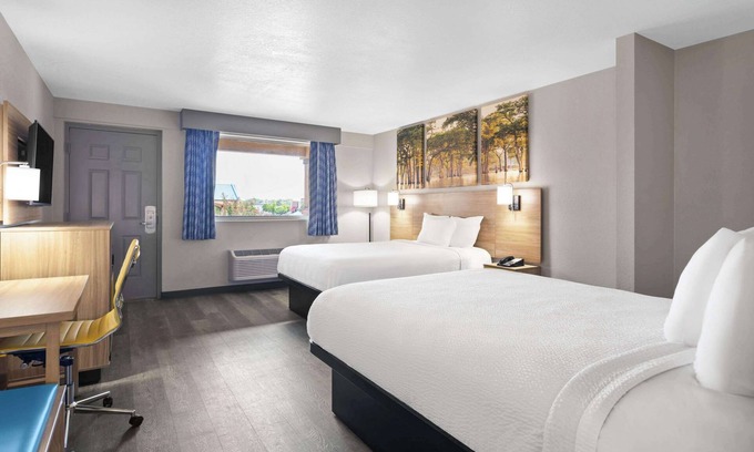 Conway Hotel | Convenient Days Inn by Wyndham Conway with Pool & Restaurant