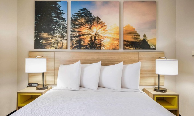 Cortez Hotel | Comfortable Days Inn by Wyndham Cortez with Pool & Breakfast