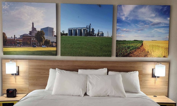 Quad Cities Hotel | Convenient Days Inn By Wyndham Davenport with Pool & Spa
