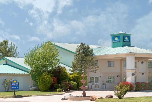 Dalhart Hotel | Pet-Friendly Days Inn by Wyndham Dalhart with Hot Tub