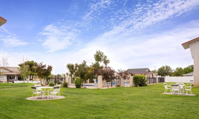 Delta Hotel | Relax at Days Inn by Wyndham Delta with Family-Friendly Amenities