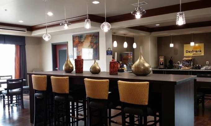 Dilley Hotel | Guest Rated Days Inn by Wyndham Dilley with Spa & Breakfast