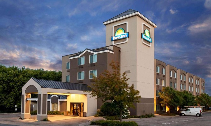 Eagan Hotel | Explore Days Inn by Wyndham Eagan Near Mall of America