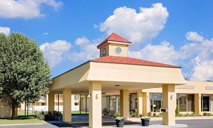 Easton Hotel | Family-Friendly Days Inn by Wyndham Easton with Pool & Hot Tub