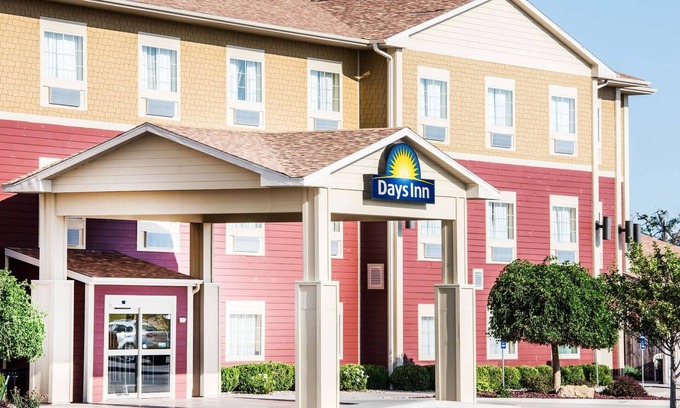 Ellis Hotel | Experience Comfort at Days Inn by Wyndham Ellis