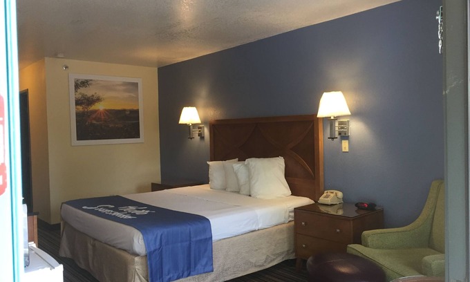 Espanola Hotel | Comfortable Days Inn by Wyndham Espanola with Spa & Breakfast