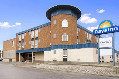 Estevan Hotel | Pet-Friendly Days Inn by Wyndham Estevan with Hot Tub