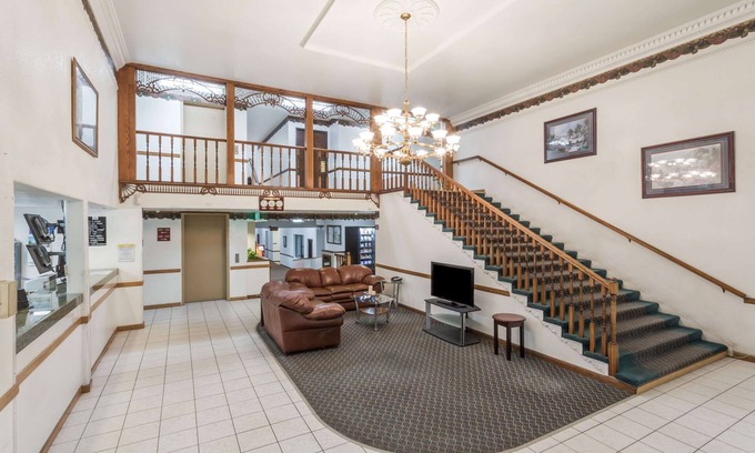 Evanston Hotel | Comfortable Days Inn by Wyndham in Evanston with Pool
