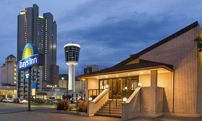 Fallsview Hotel | Oceanfront Days Inn by Wyndham Fallsview with Pool Access