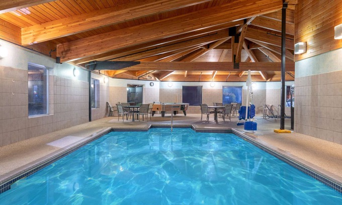 Faribault Hotel | Comfortable Days Inn by Wyndham Faribault with Pool & Spa
