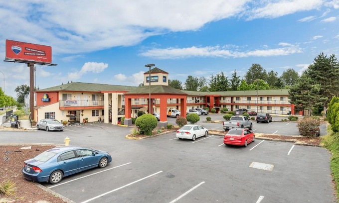 Federal Way Hotel | Welcoming Days Inn by Wyndham Federal Way with Pet-Friendly Amenities