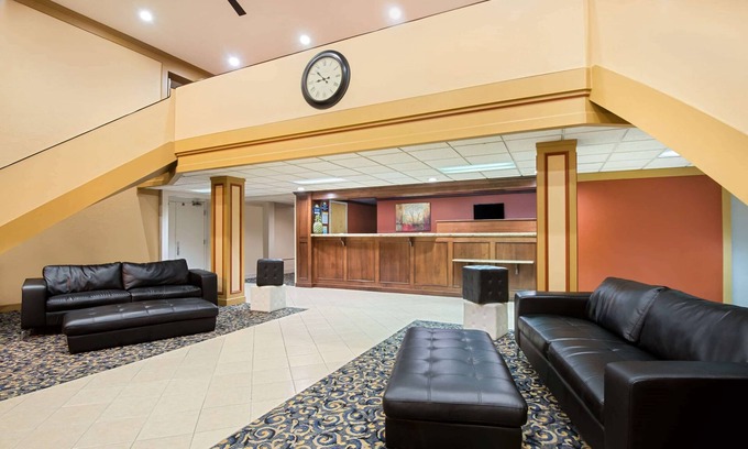 Fremont Hotel | Comfortable Days Inn by Wyndham Fremont with Pool & Breakfast