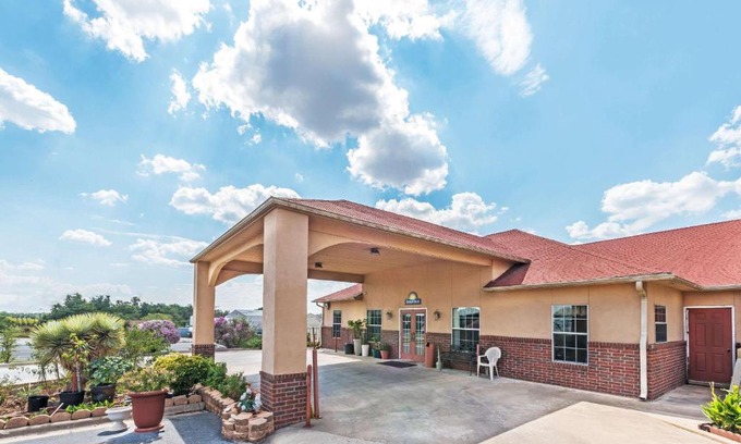 Gainesville Hotel | Convenient Days Inn by Wyndham Gainesville with Free Breakfast