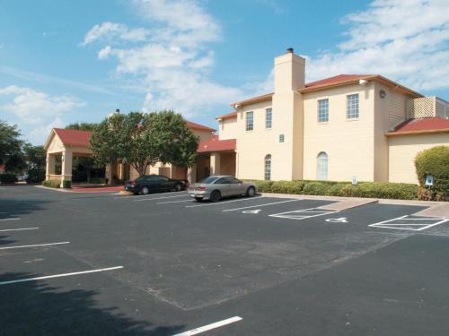 Georgetown Hotel | Budget-Friendly Days Inn by Wyndham Georgetown for Families
