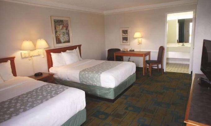Georgetown Hotel | Budget-Friendly Days Inn by Wyndham Georgetown with Pool & Dining