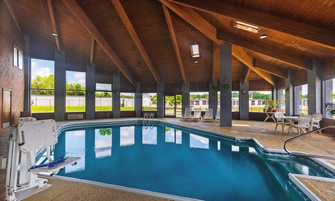 Glasgow Hotel | Comfortable Stay at Days Inn by Wyndham Glasgow with Pool
