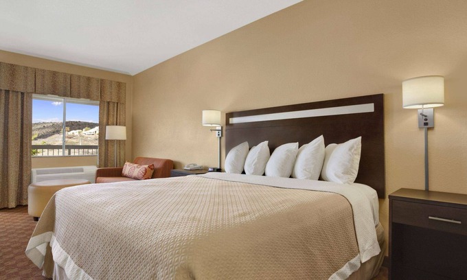 Globe Hotel | Convenient Days Inn by Wyndham Globe with Pool & Spa