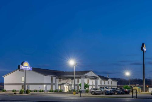 Grayson Hotel | Pet-Friendly Getaway at Days Inn by Wyndham Grayson