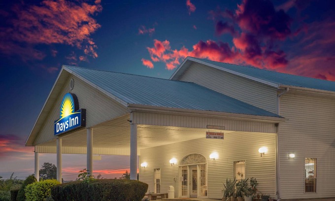 Hardy Hotel | Comfortable Stay at Days Inn by Wyndham Hardy with Pool