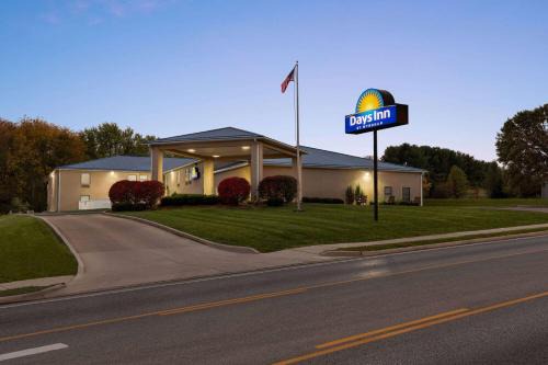 Hillsboro Hotel | Pet-Friendly Days Inn by Wyndham Hillsboro with Pool Access