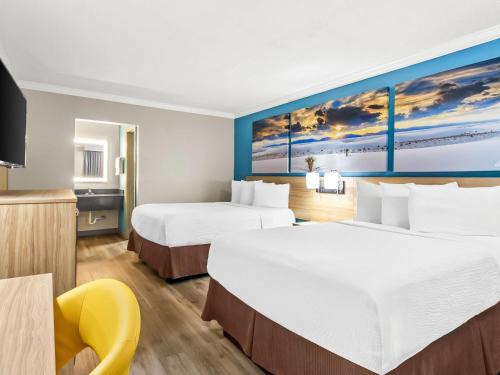 North Shore Hotel | Budget-Friendly Days Inn by Wyndham Houston East with Pool
