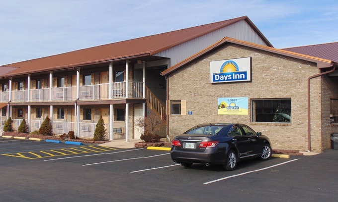Pea Ridge Hotel | Budget-Friendly Days Inn by Wyndham Huntington with Pool