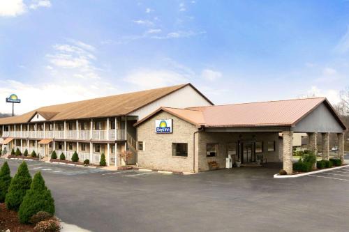 Huntington Hotel | Pet-Friendly Days Inn by Wyndham Huntington Awaits You